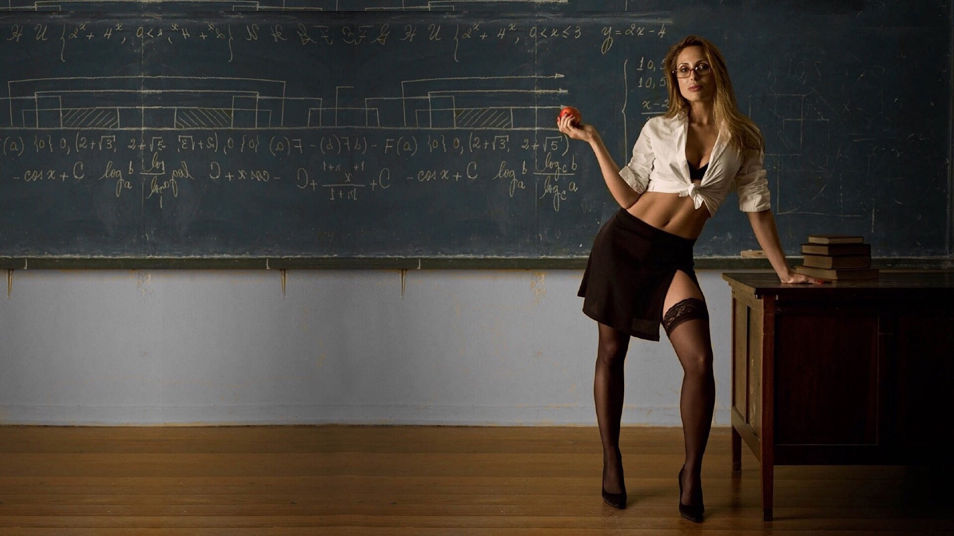 Секс С Учительницей На Столе